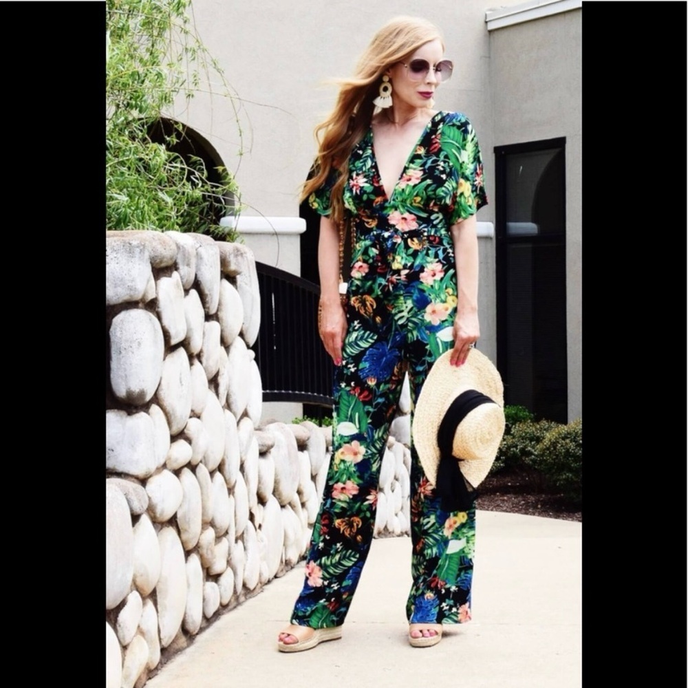 Bella Ella Copacabana Wide Leg Jumpsuit Tropical Print Size Small V-Neck Belt